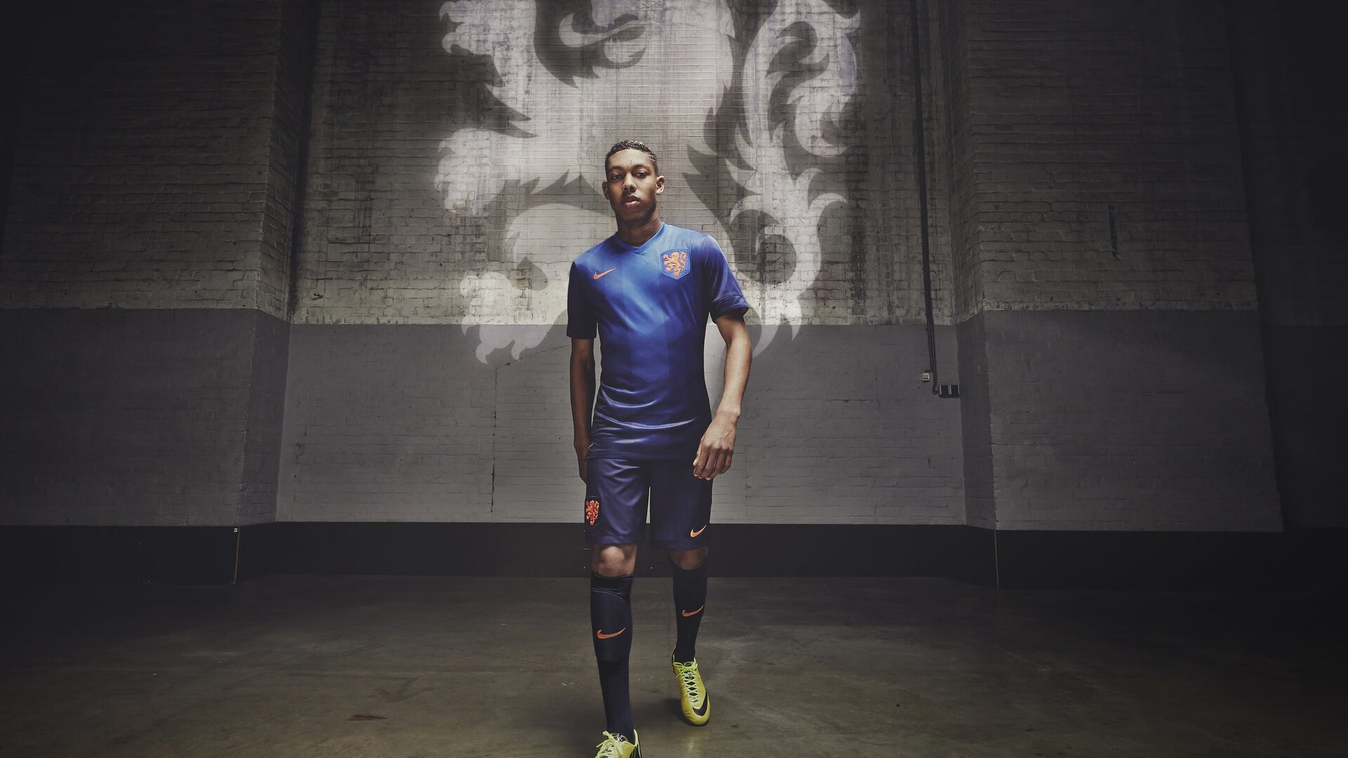 红魔铁蹄踏碎永恒之城，萨内引擎轰鸣巴林赛道—当足球与F1在同一天写下征服叙事